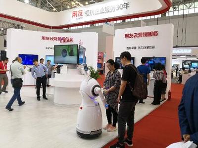 用友亮相世界智能大會(huì) 智能機(jī)器人銷(xiāo)售彰顯企業(yè)智能化實(shí)力