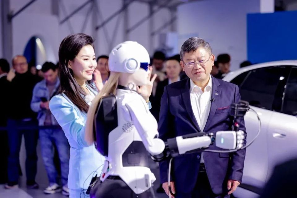奇瑞打下第二根“樁” 智能化這碗“飯”要怎么吃？——從智能機(jī)器人銷(xiāo)售看車(chē)企轉(zhuǎn)型之路